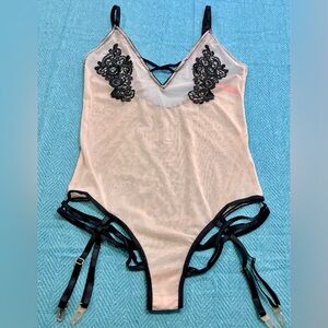 SEVEN TIL MIDNIGHT sexy & strappy near garters. Tan w/ black trim. Excellent XL